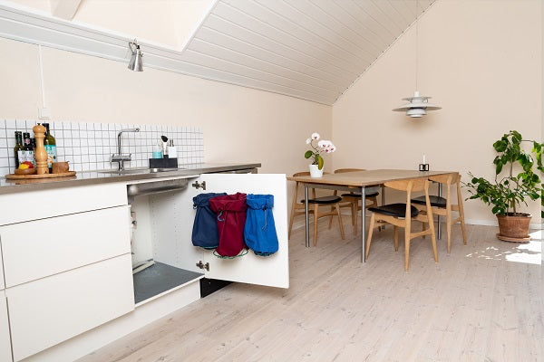 Affaldssorteringssystem Flower kan bruges både i køkken eller kontor med 3 stofposer her i privat bolig