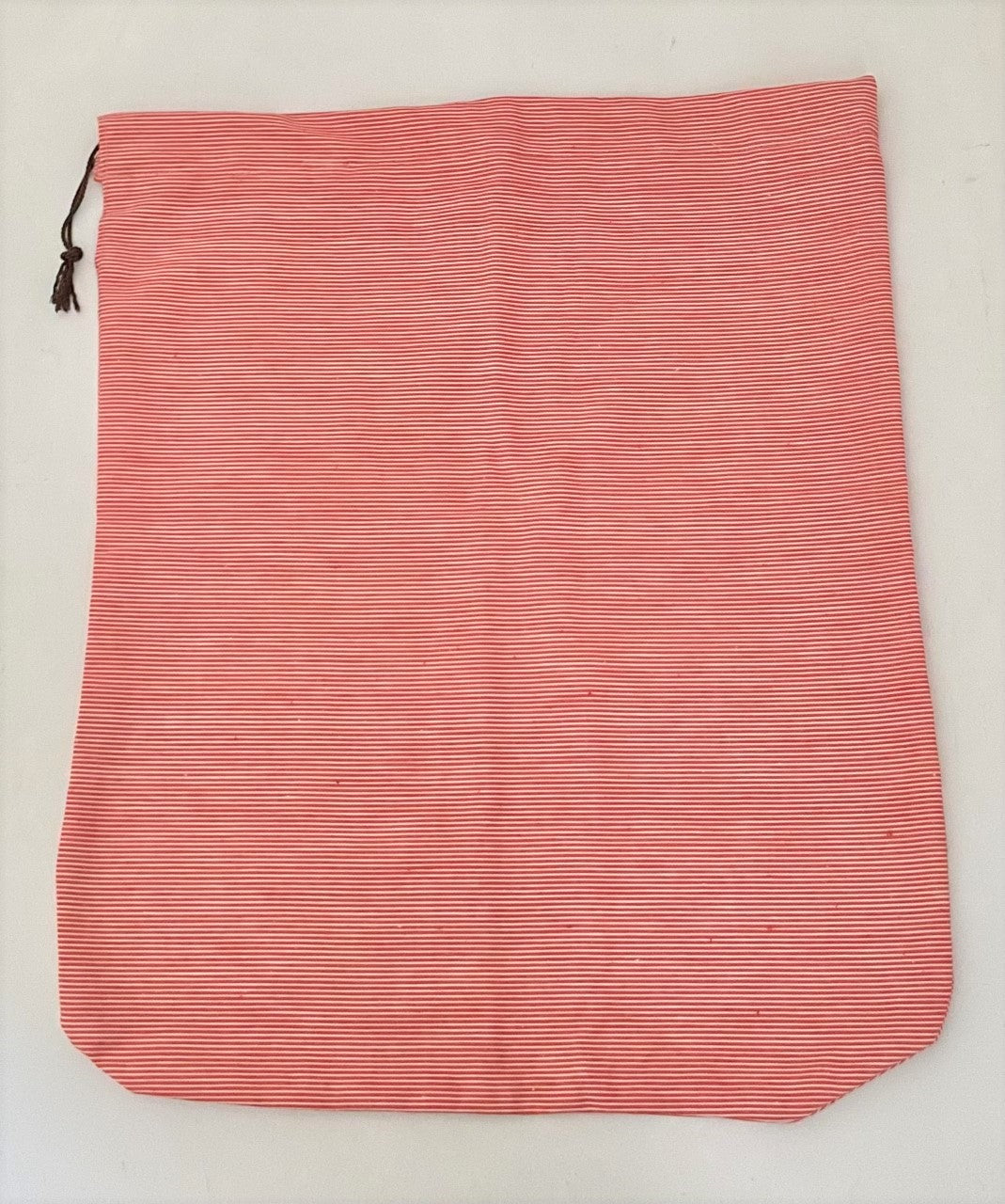 Rødmønstret stofpose til affaldsstativ Flower. En del af køkken affaldssorteringssystem til kontor eller hjemmet