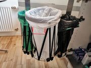 Tag posen af igennem mellemrummet. Her er affaldsstativer i køkken affaldssorteringssystem. Brug flet  til alle affaldsstativer eller kun til nogle affaldsstativer